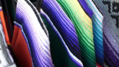 色彩斑斓的<strong>墨</strong>西哥羊毛<strong>墨</strong>西哥披肩毯子纹理编织观赏生动的纺织真实的拉丁美国模式条纹多<strong>彩色</strong>的织物雨披帽子拉美裔土著风格